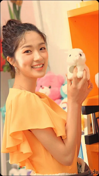 Behind-the-scenes cut of Kim Hyeyoon