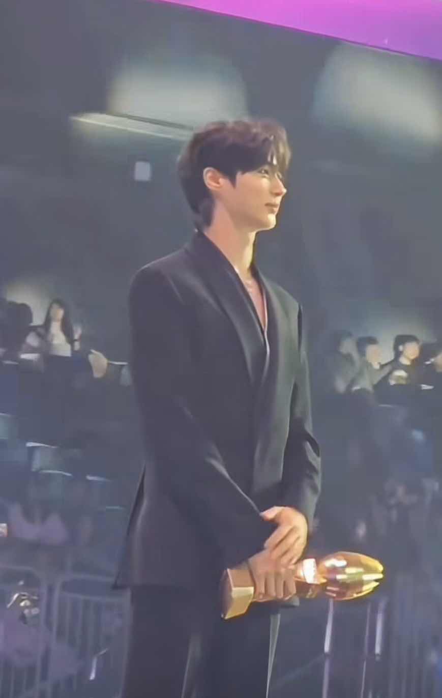 Latest photo of Byeon Wooseok