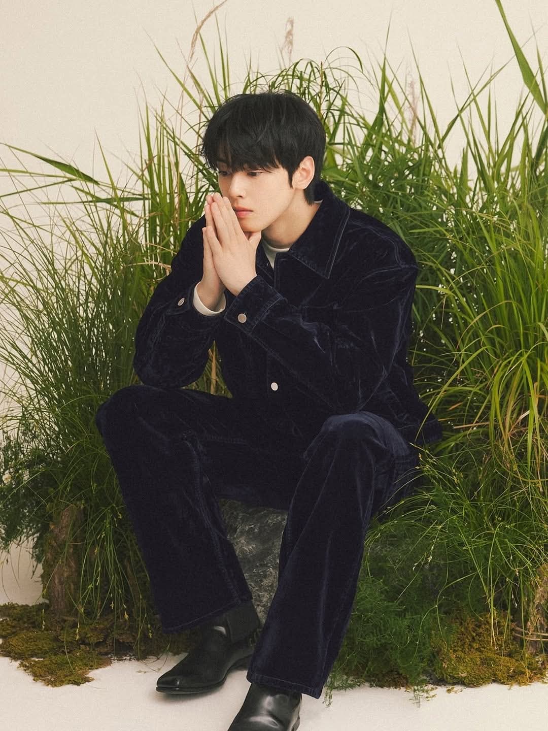 Behind-the-scenes cut of Cha Eunwoo