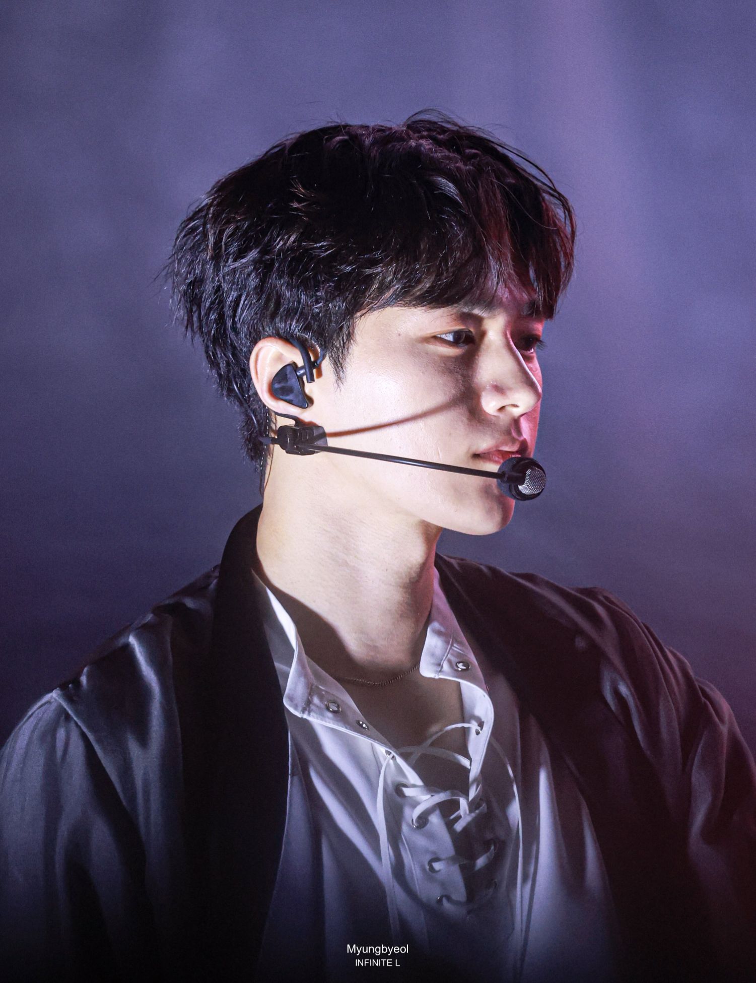 A moment captured by a fan of Kim Myungsoo (L)