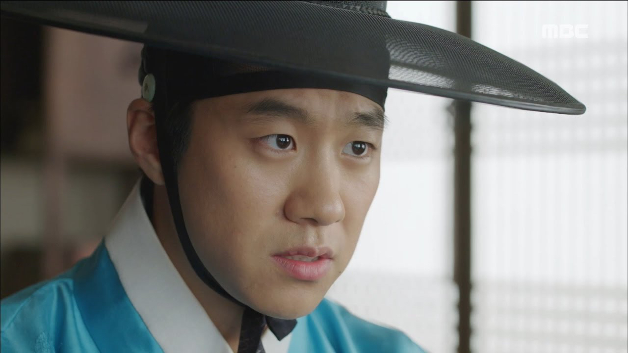 A moment captured by a fan of Yoon Kyunsang