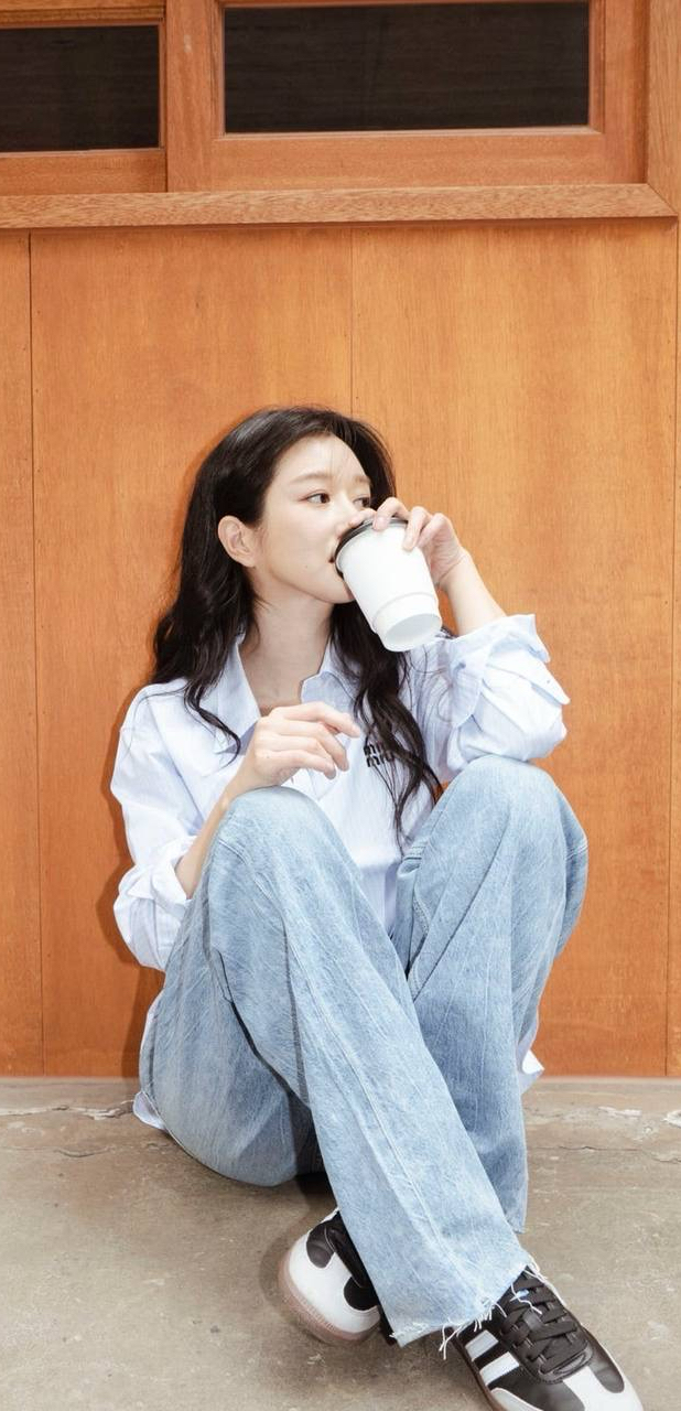 Special wallpaper made by Seo Yeaji's fans