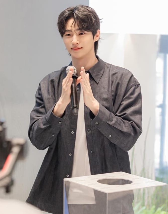 Behind-the-scenes cut of Byeon Wooseok