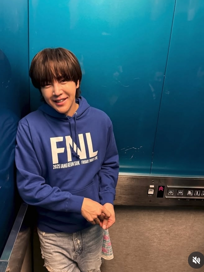 A moment captured by a fan of Jang Geunsuk