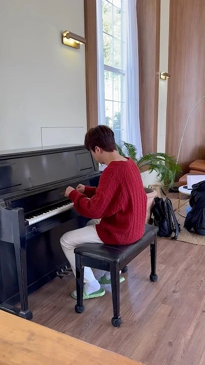 Behind-the-scenes cut of Lee Chanwon