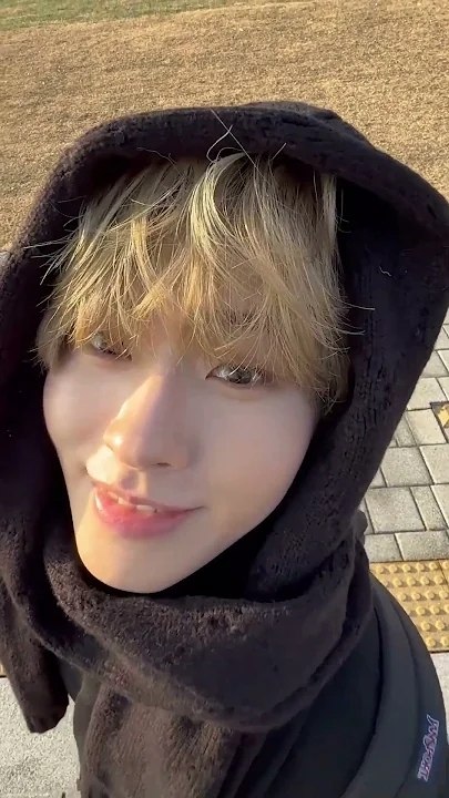 Emotional wallpaper shared by fans for Lee Byeongchan