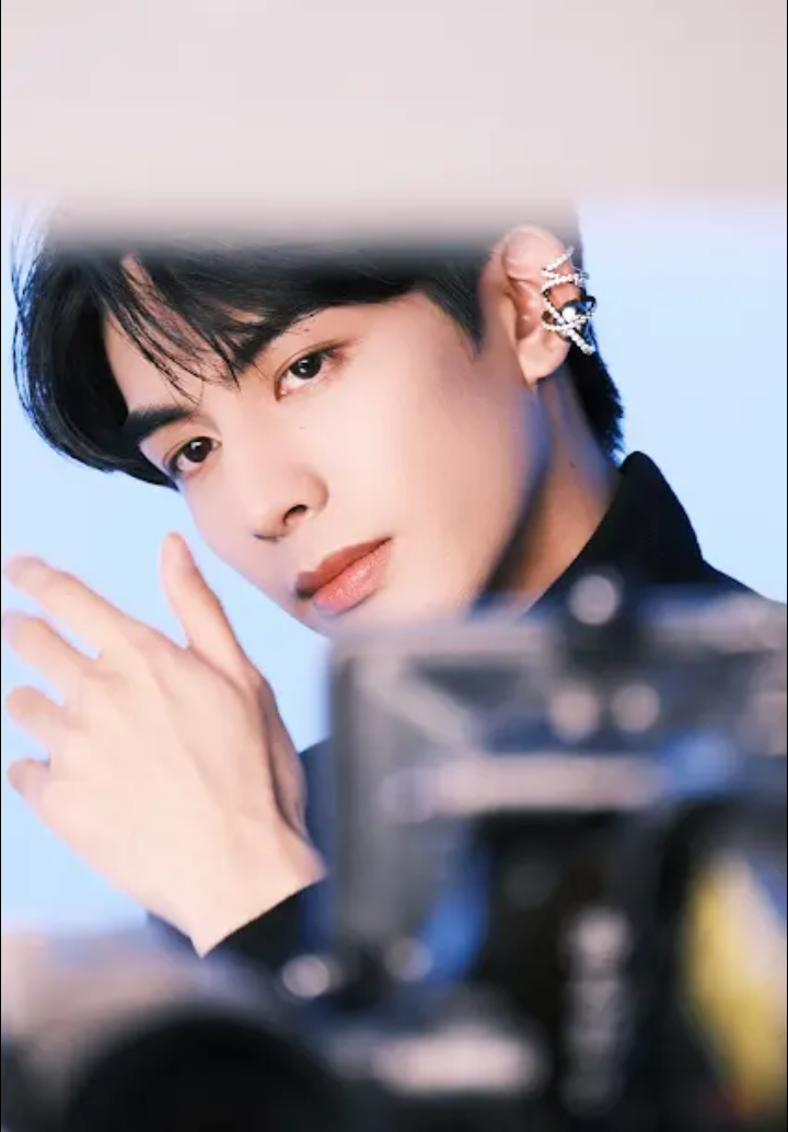 Latest photo of Song WeiLong