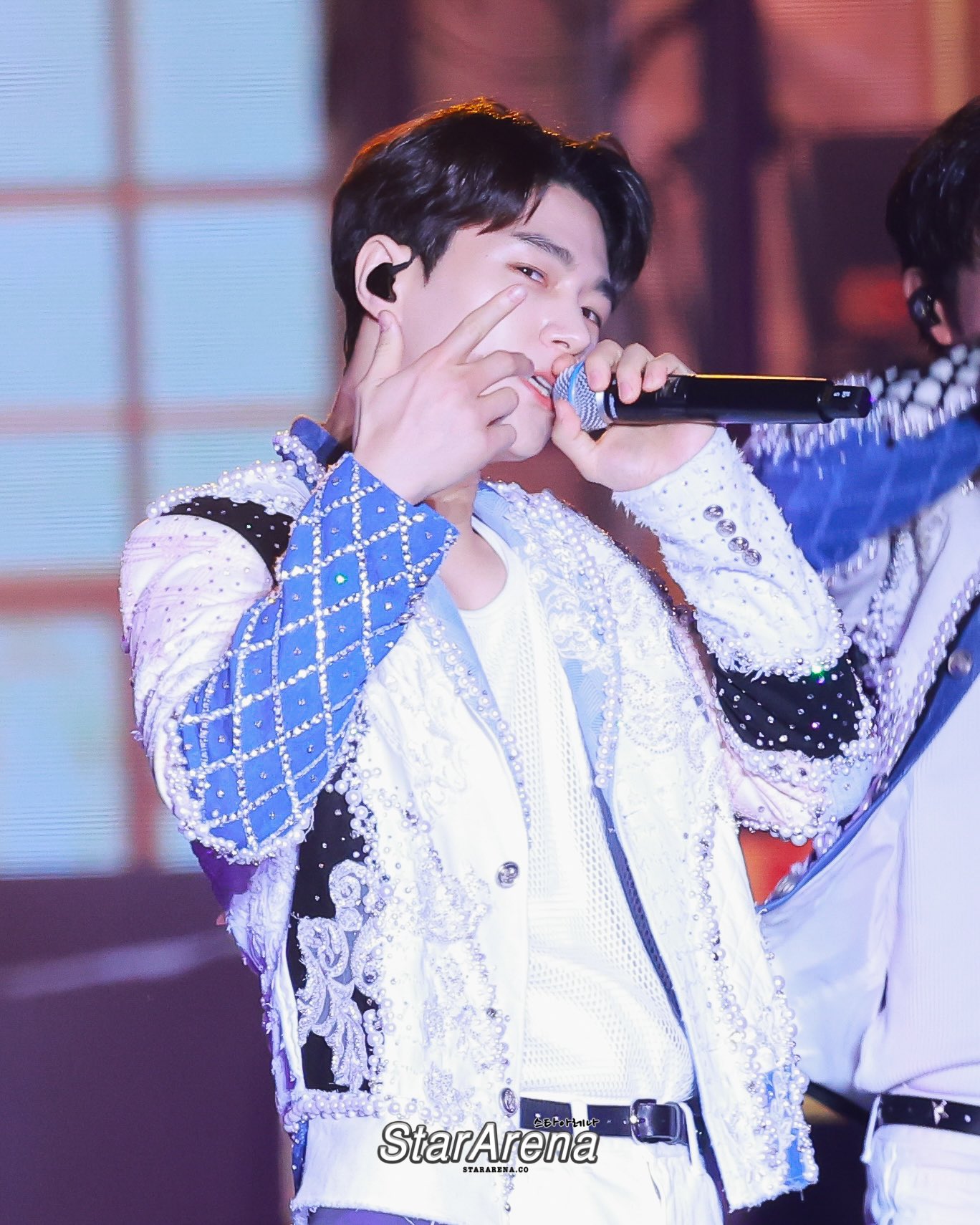 A moment captured by a fan of Kim Myungsoo (L)