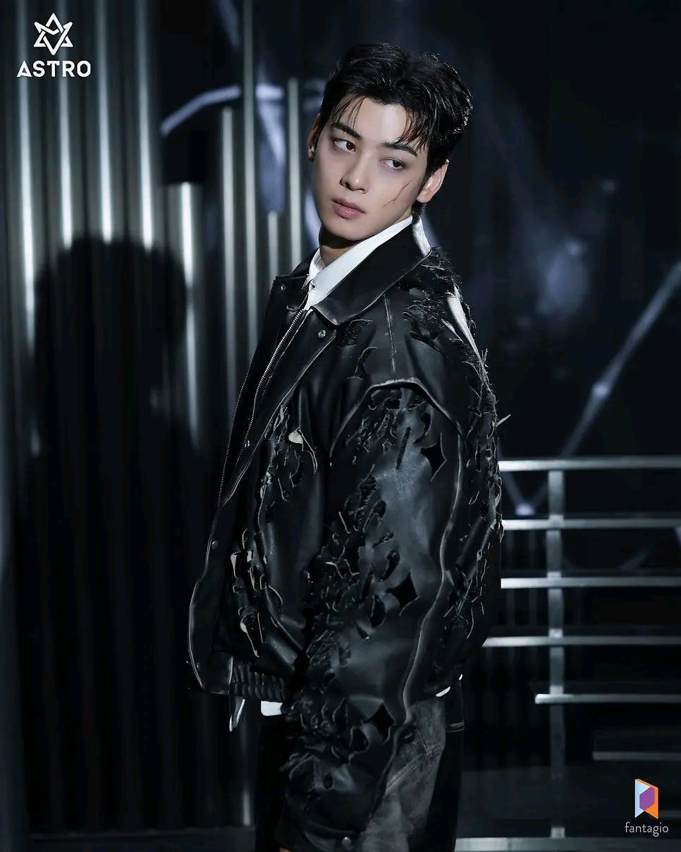 Latest photo of Cha Eunwoo