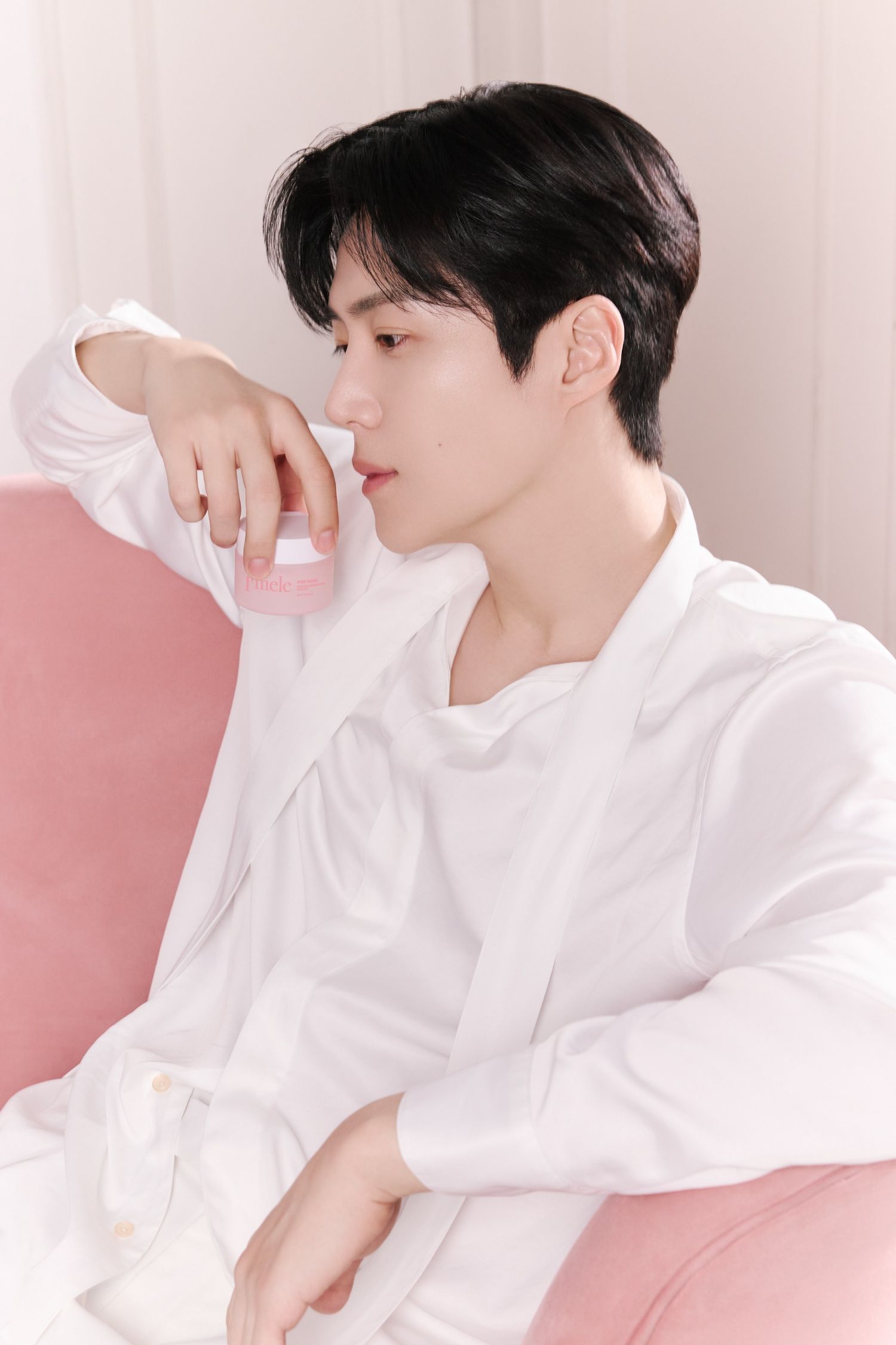 Behind-the-scenes cut of Kim Seonho