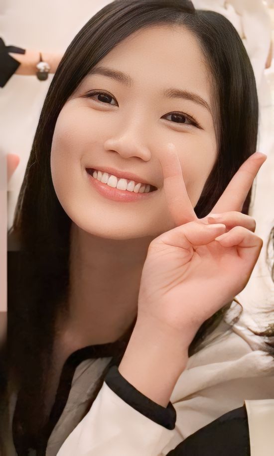 Special wallpaper made by Kim Hyeyoon's fans