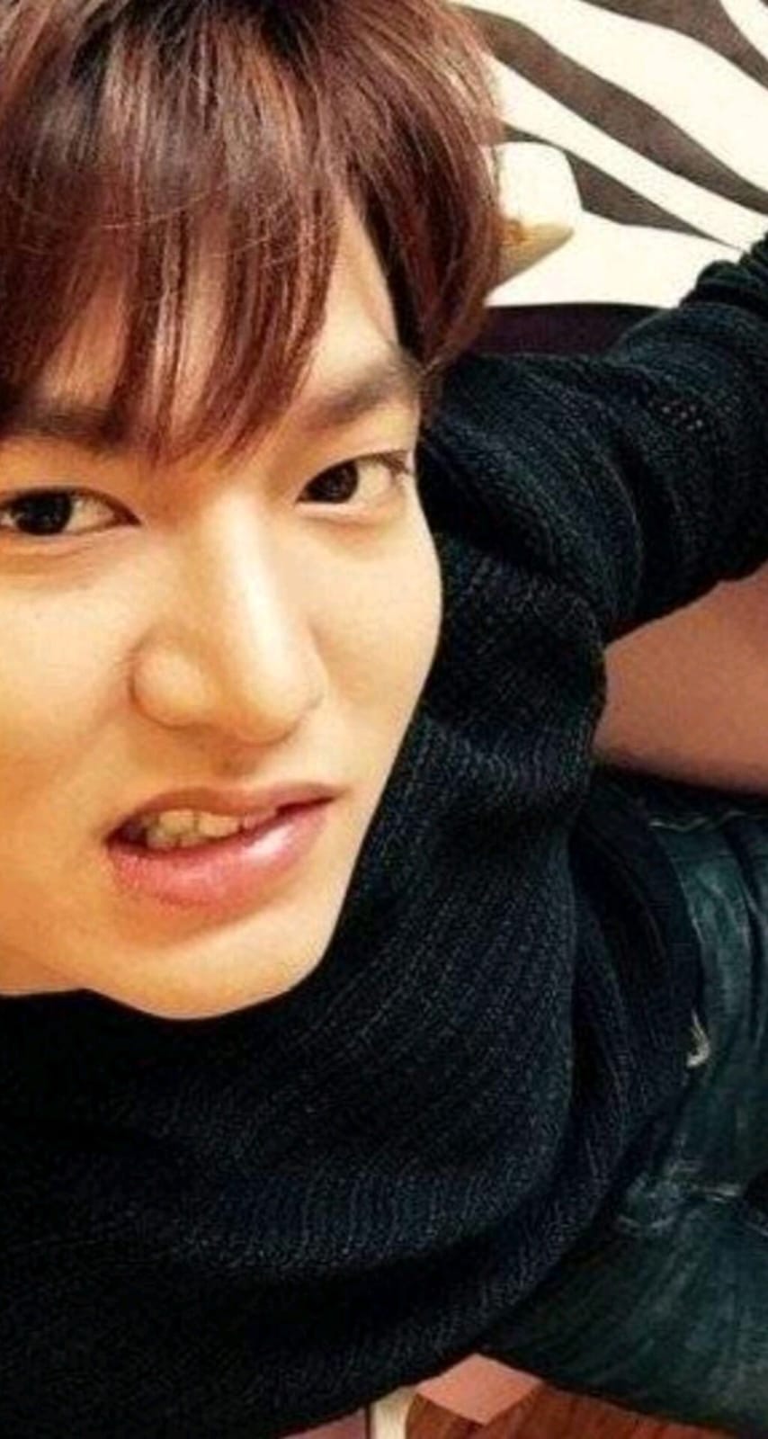 Emotional wallpaper shared by fans for Lee Minho