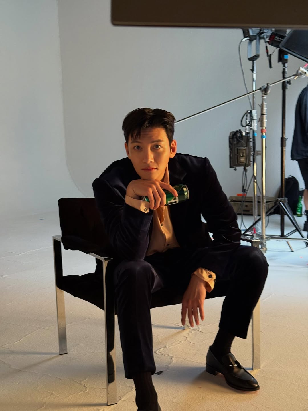 Behind-the-scenes cut of Ji Changwook