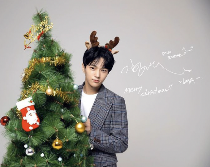 A moment captured by a fan of Kim Myungsoo (L)