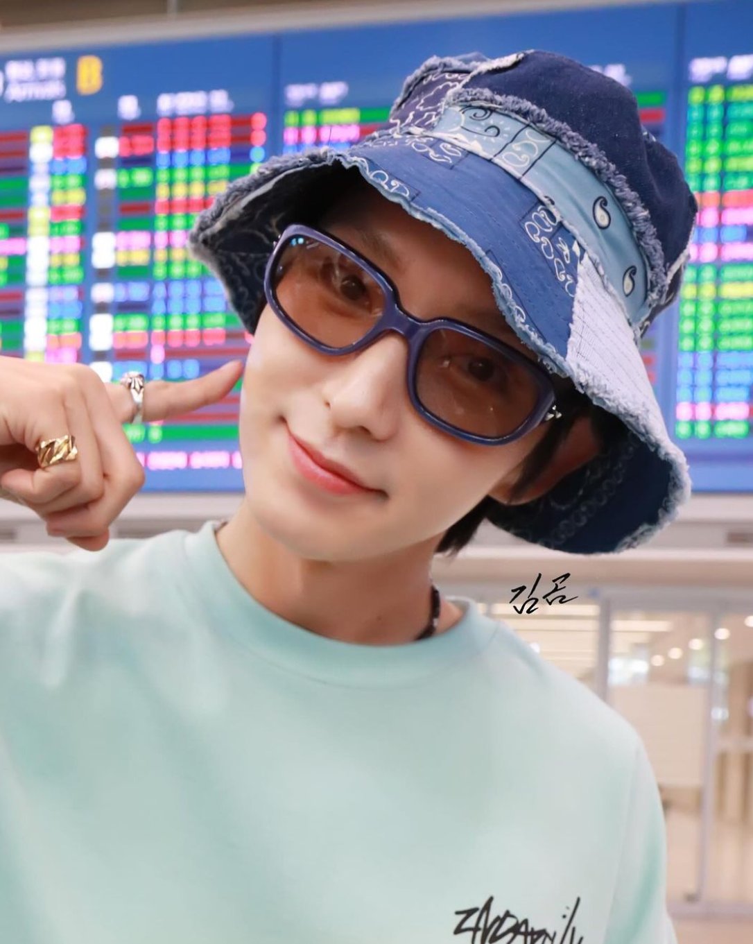 Behind-the-scenes cut of Lee Joongi