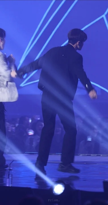 Behind-the-scenes cut of Kim Myungsoo (L)