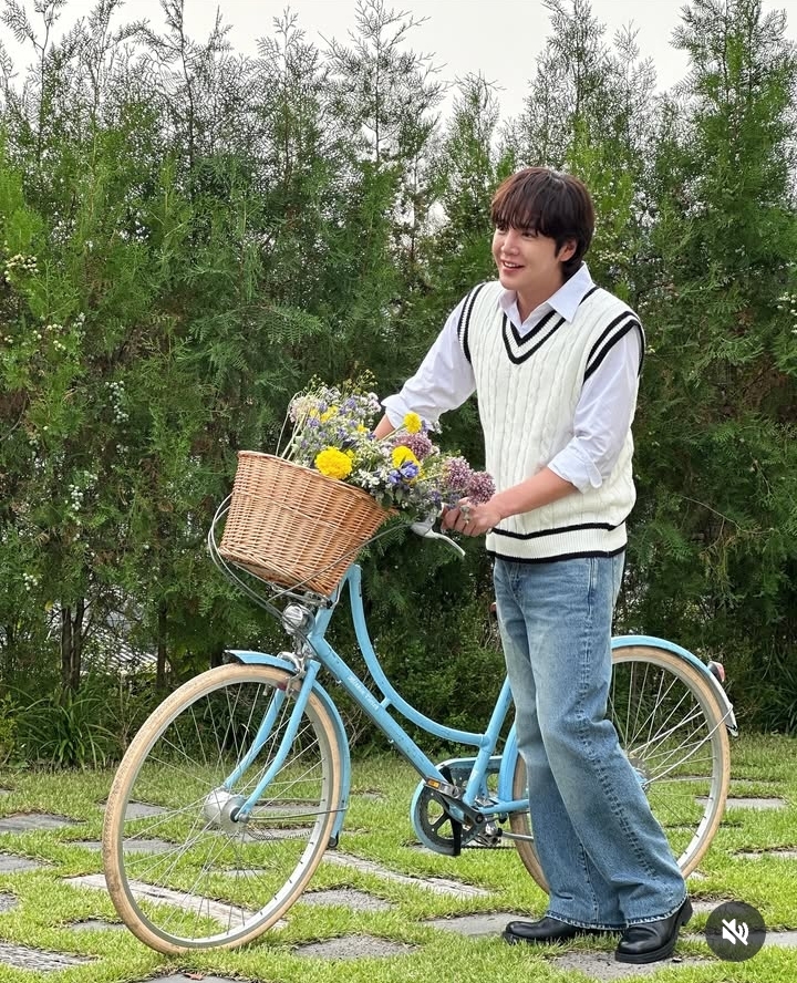 A moment captured by a fan of Jang Geunsuk