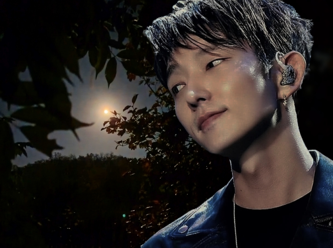 A moment captured by a fan of Lee Joongi