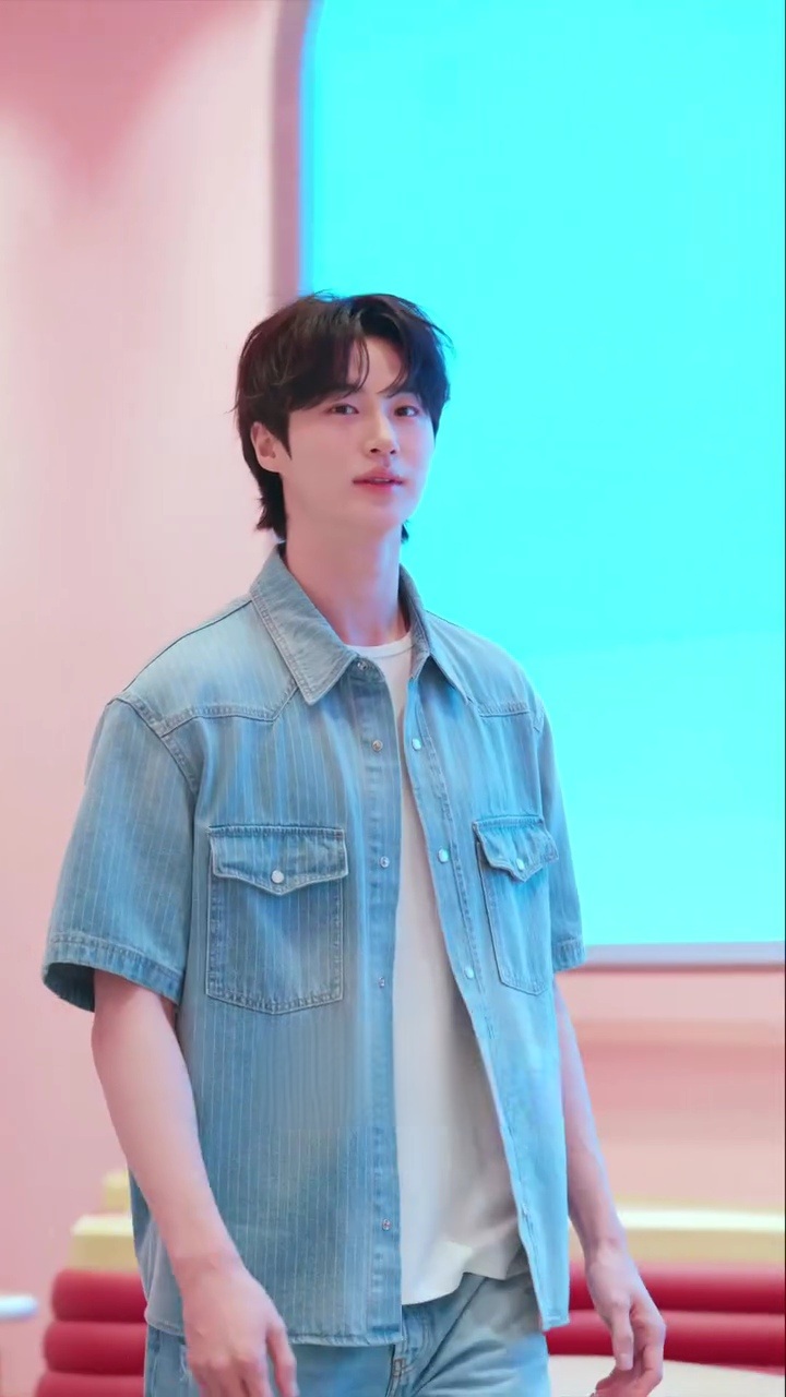 Today's popular wallpaper in Byeon Wooseok community