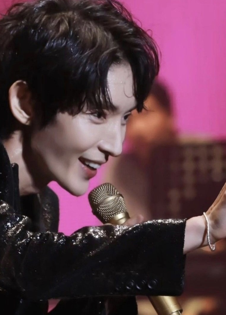 A moment captured by a fan of Lee Joongi
