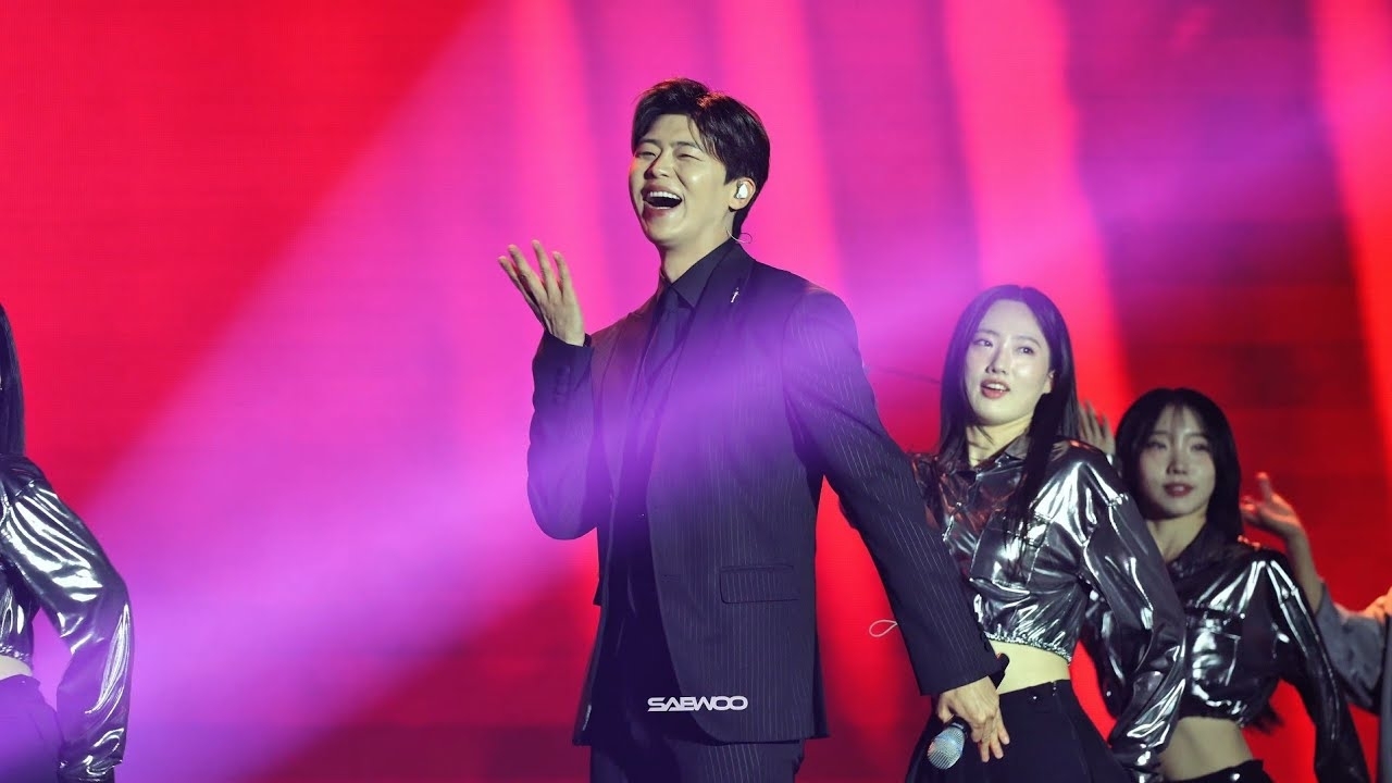 A moment captured by a fan of Park Jihyeon