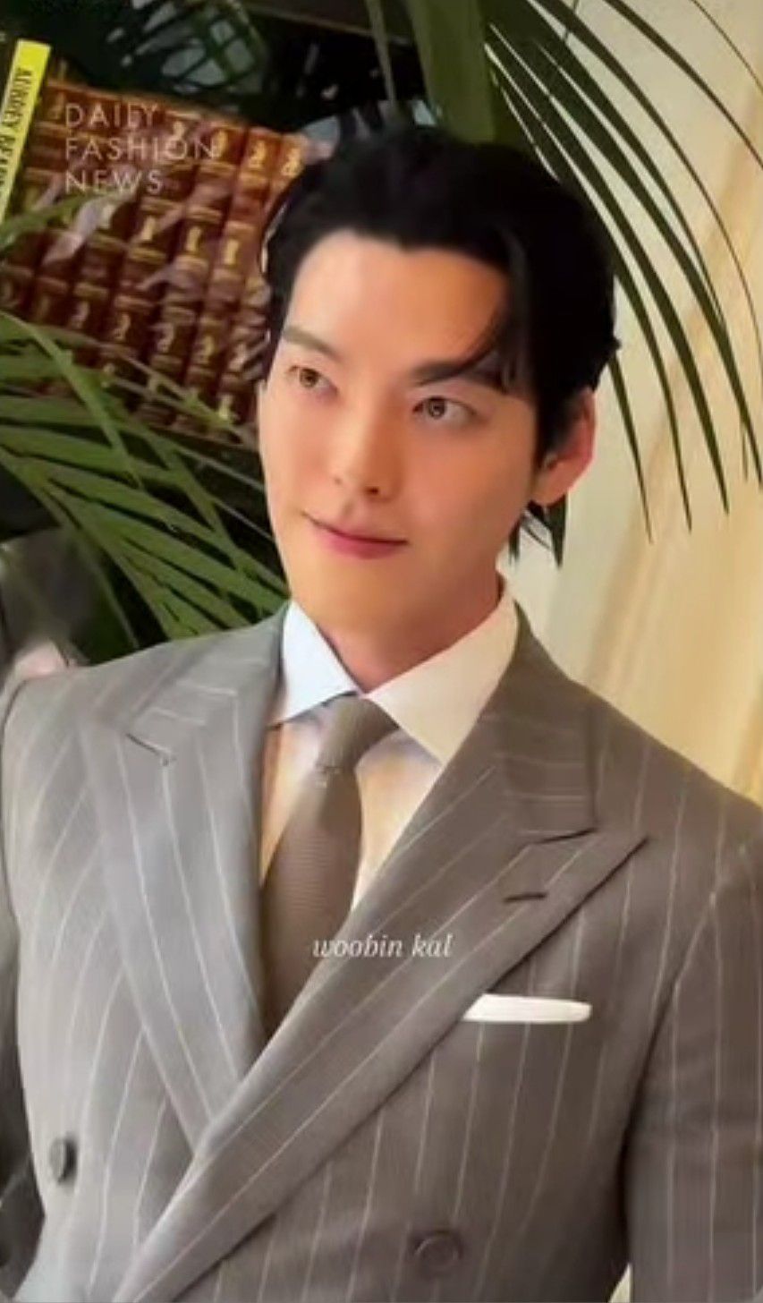 Emotional wallpaper shared by fans for Kim Woobin