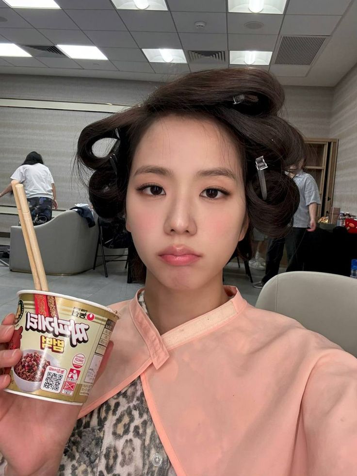 Behind-the-scenes cut of Jisoo (1995)