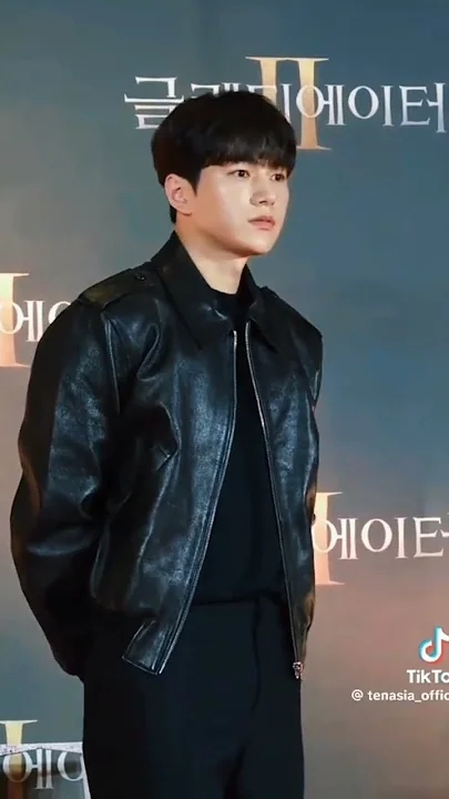 Latest photo of Kim Myungsoo (L)