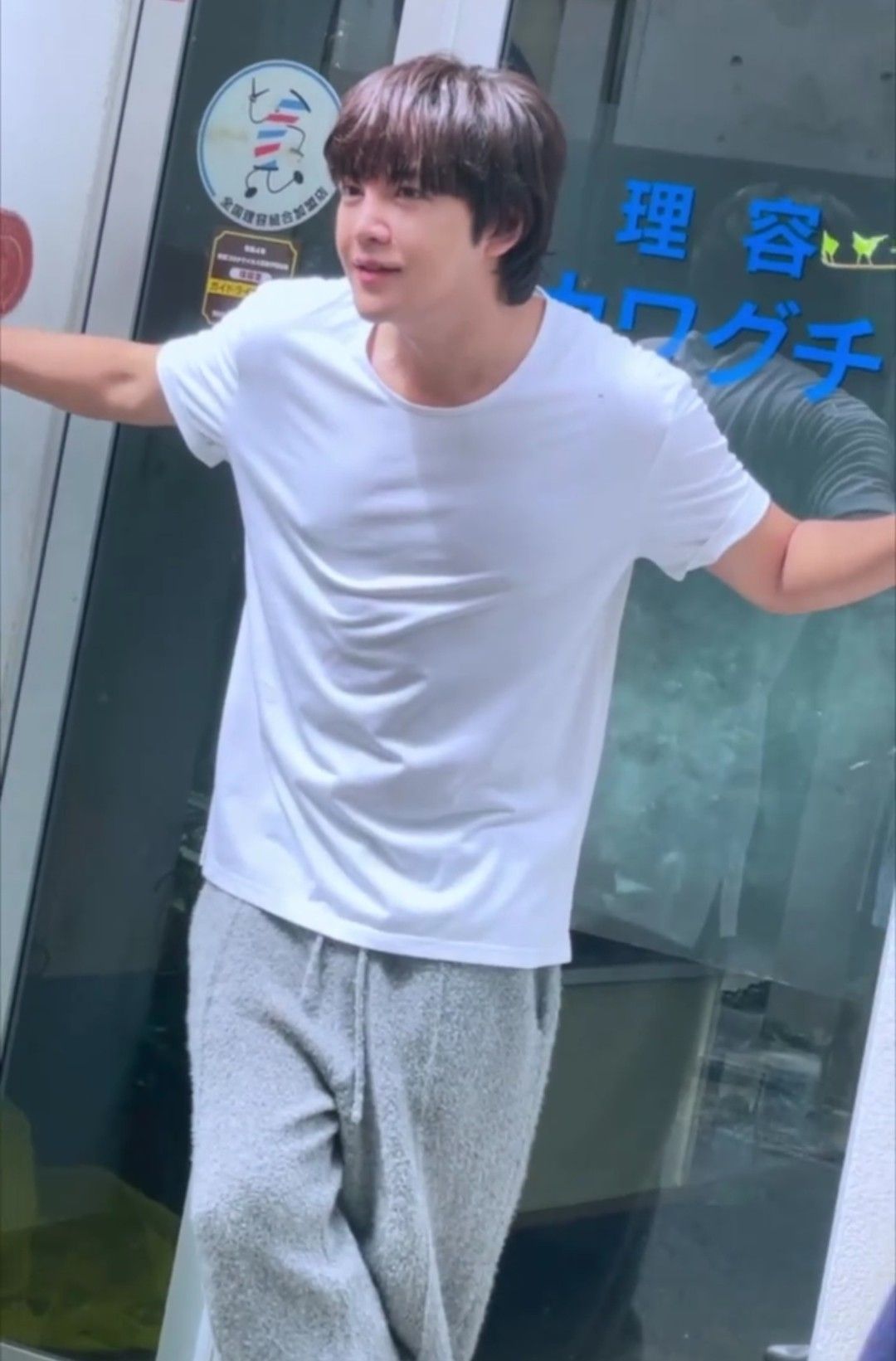 A moment captured by a fan of Jang Geunsuk