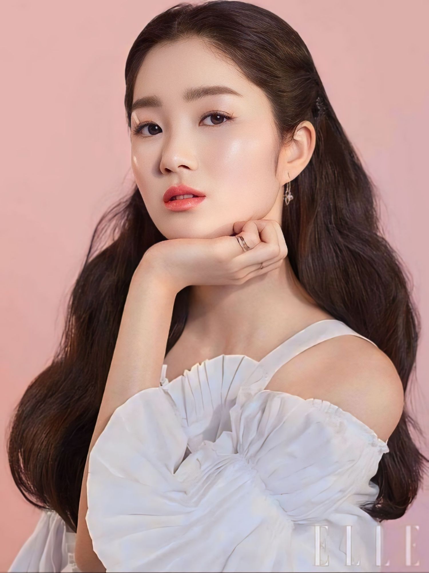 Behind-the-scenes cut of Kim Hyeyoon