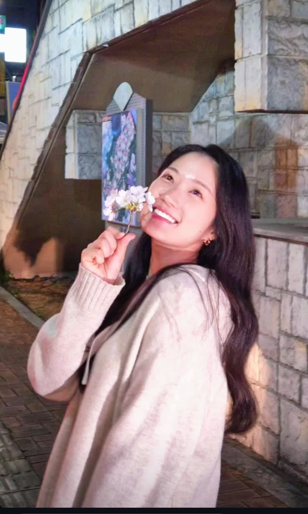 Recent activity shot of Kim Hyeyoon