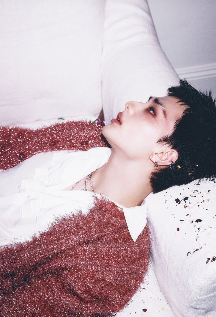 Behind-the-scenes cut of Ryu Hyunjin