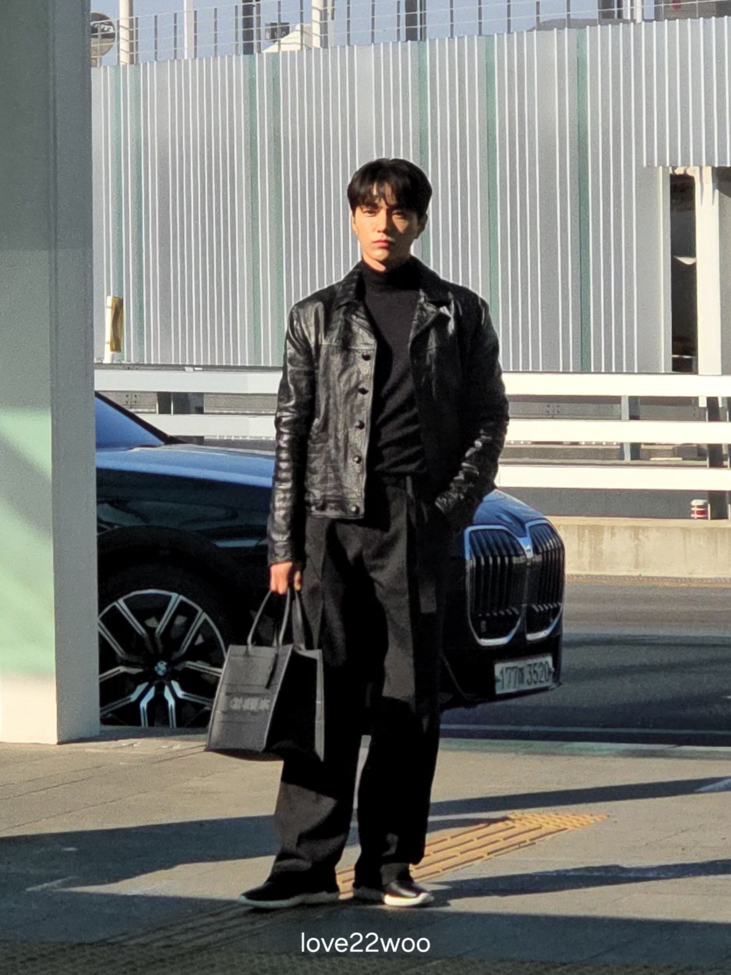 A moment captured by a fan of Kim Myungsoo (L)