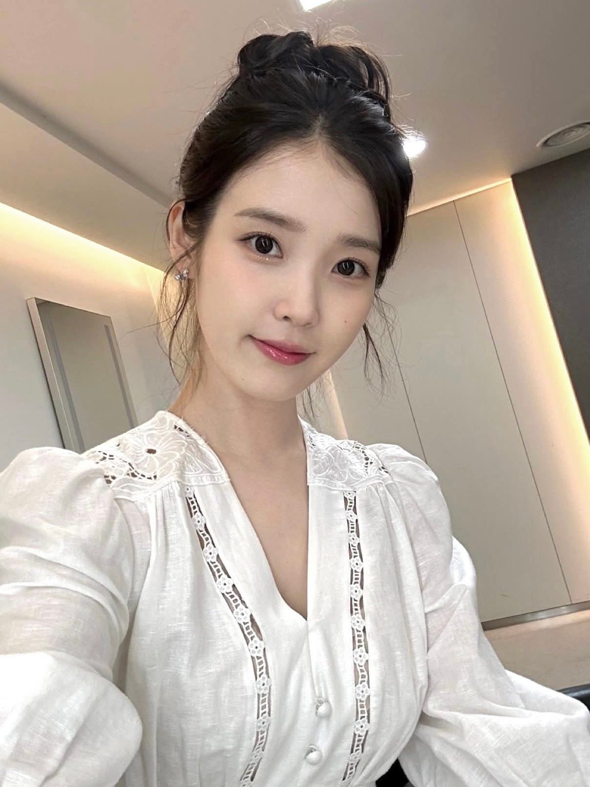 Behind-the-scenes cut of IU