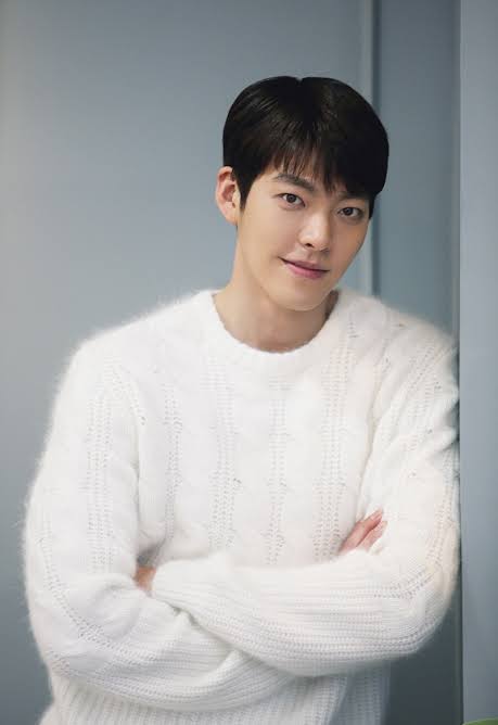 Behind-the-scenes cut of Kim Woobin
