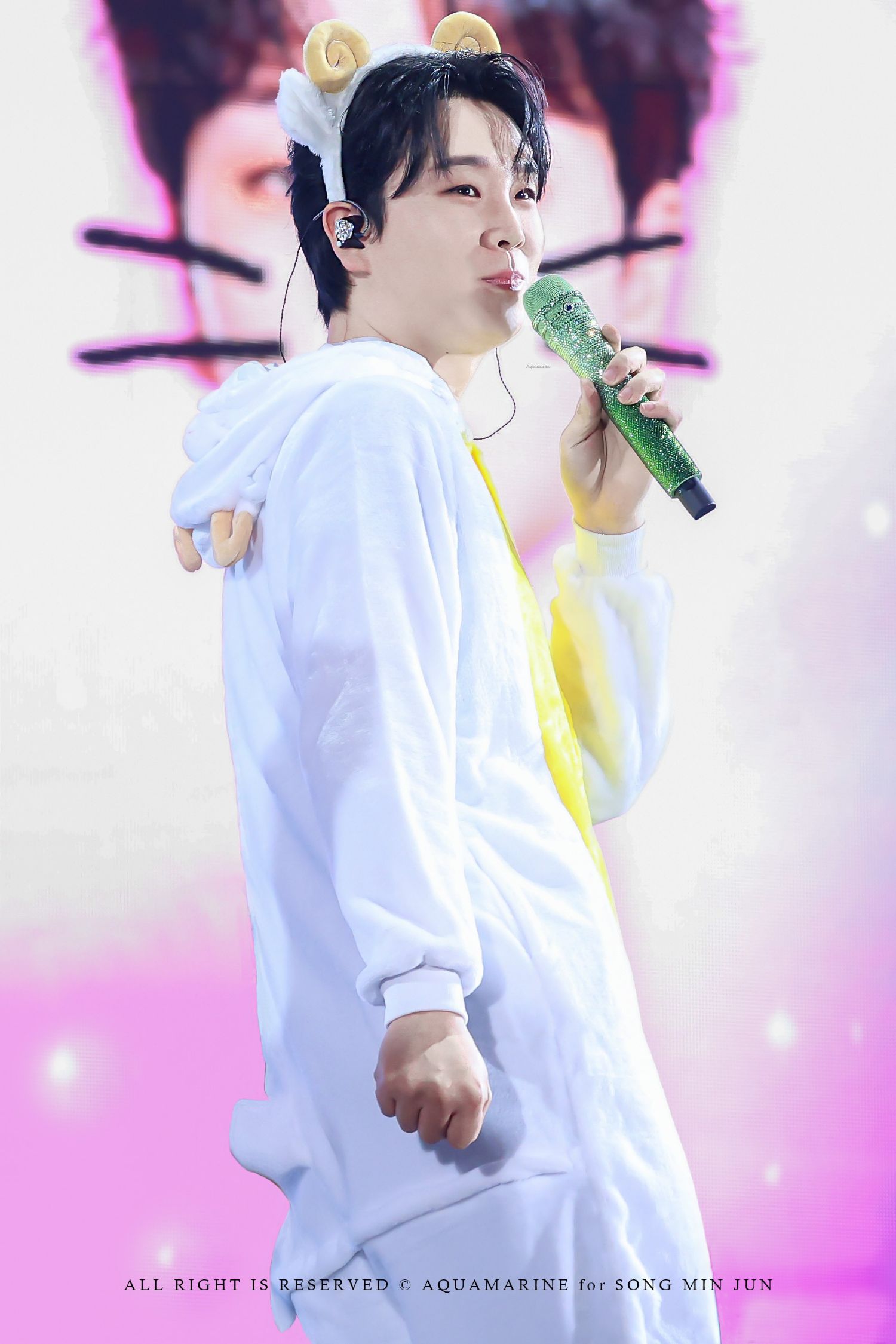 A moment captured by a fan of Song Minjun