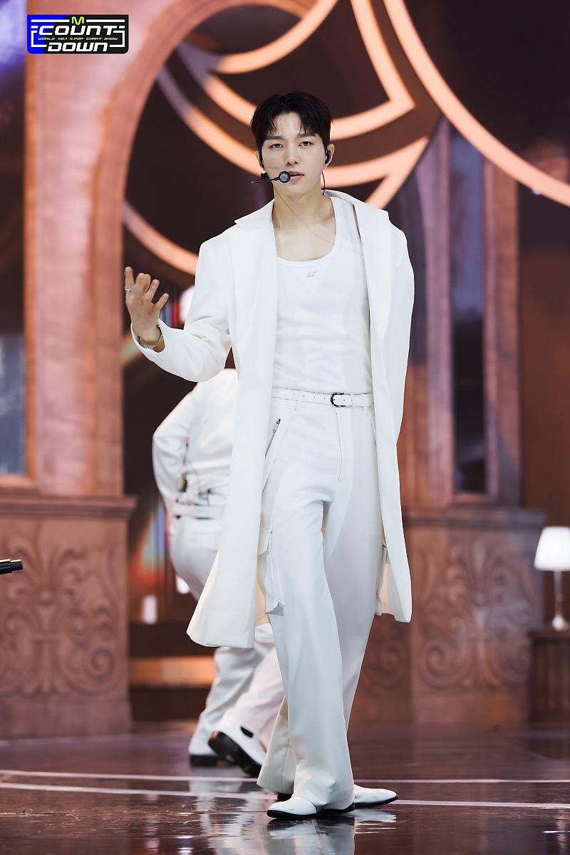 Latest photo of Kim Myungsoo (L)