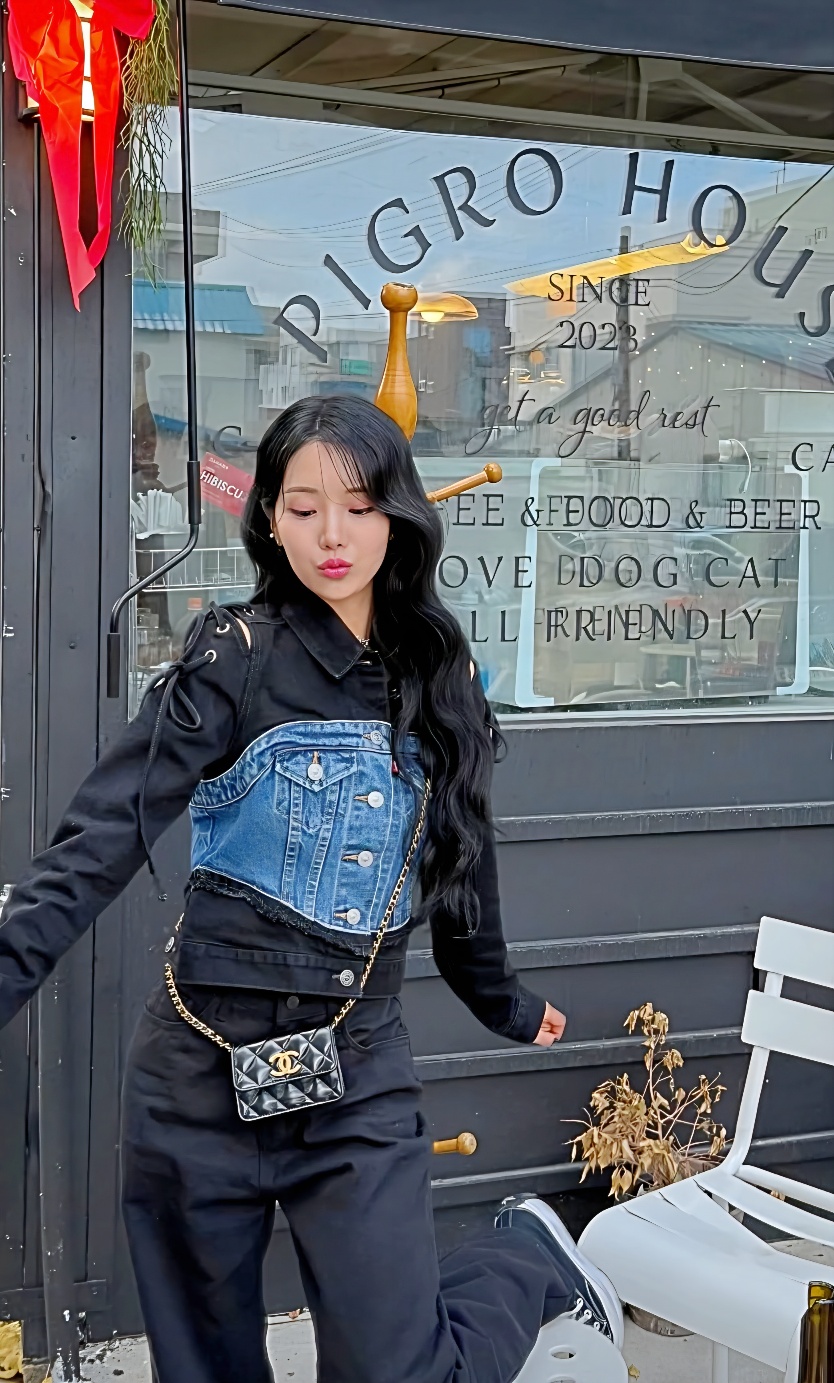 Representative background image loved by Kim Soyeon (2004) fandom