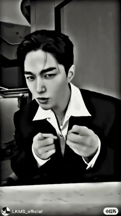 A moment captured by a fan of Kim Myungsoo (L)