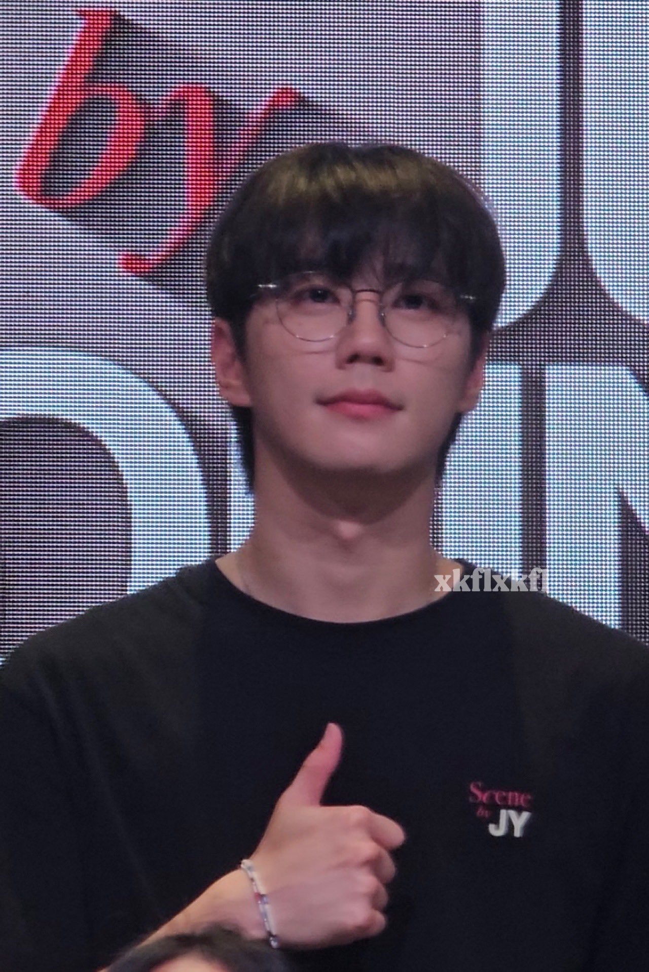 Behind-the-scenes cut of Lee Junyoung