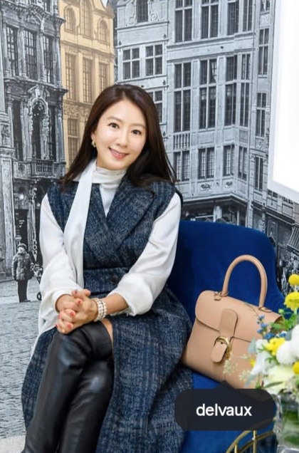 Behind-the-scenes cut of Kim Heeae