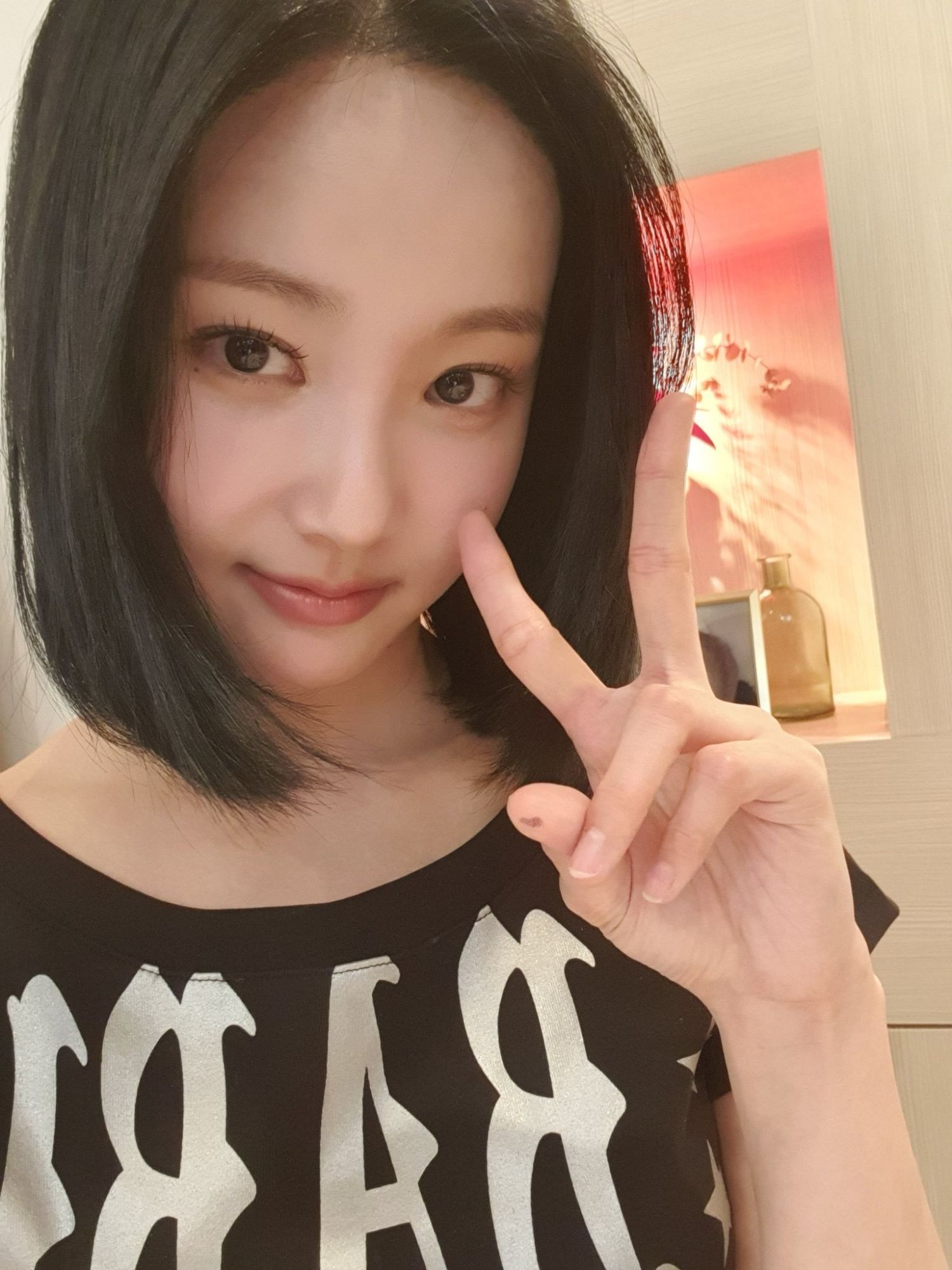 Behind-the-scenes cut of Yeonwoo