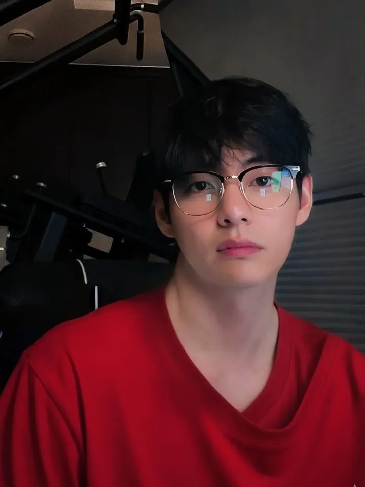 Recent activity shot of Kim Taehyung (V)