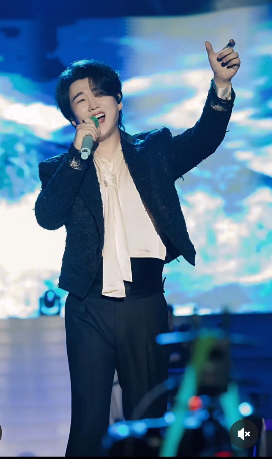 Gambar latar perwakilan yang disukai fandom Hwang Youngwoong