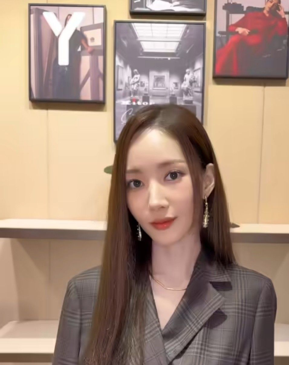 Behind-the-scenes cut of Park Minyoung