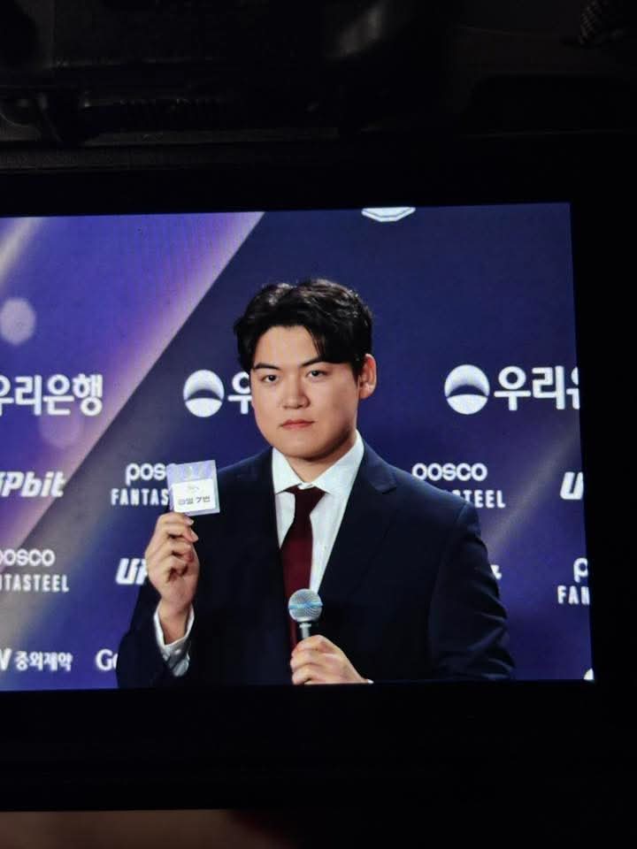 Behind-the-scenes cut of Gumayusi