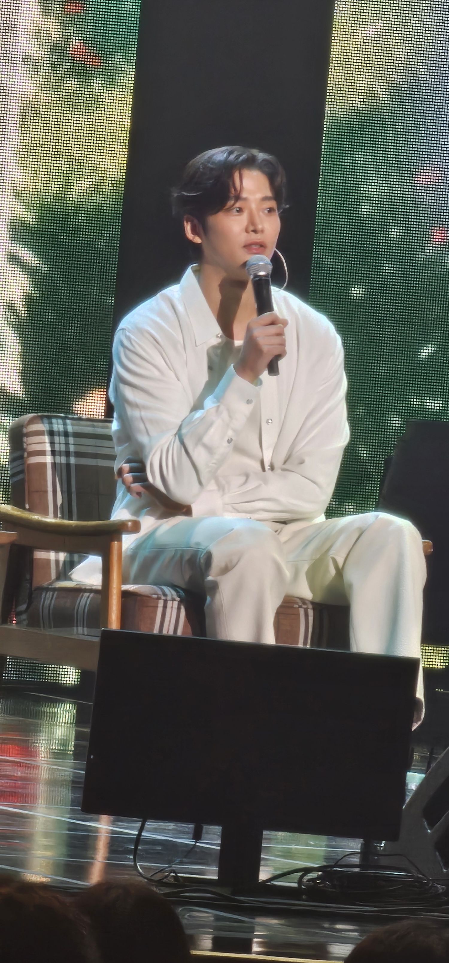 Emotional wallpaper shared by fans for Rowoon