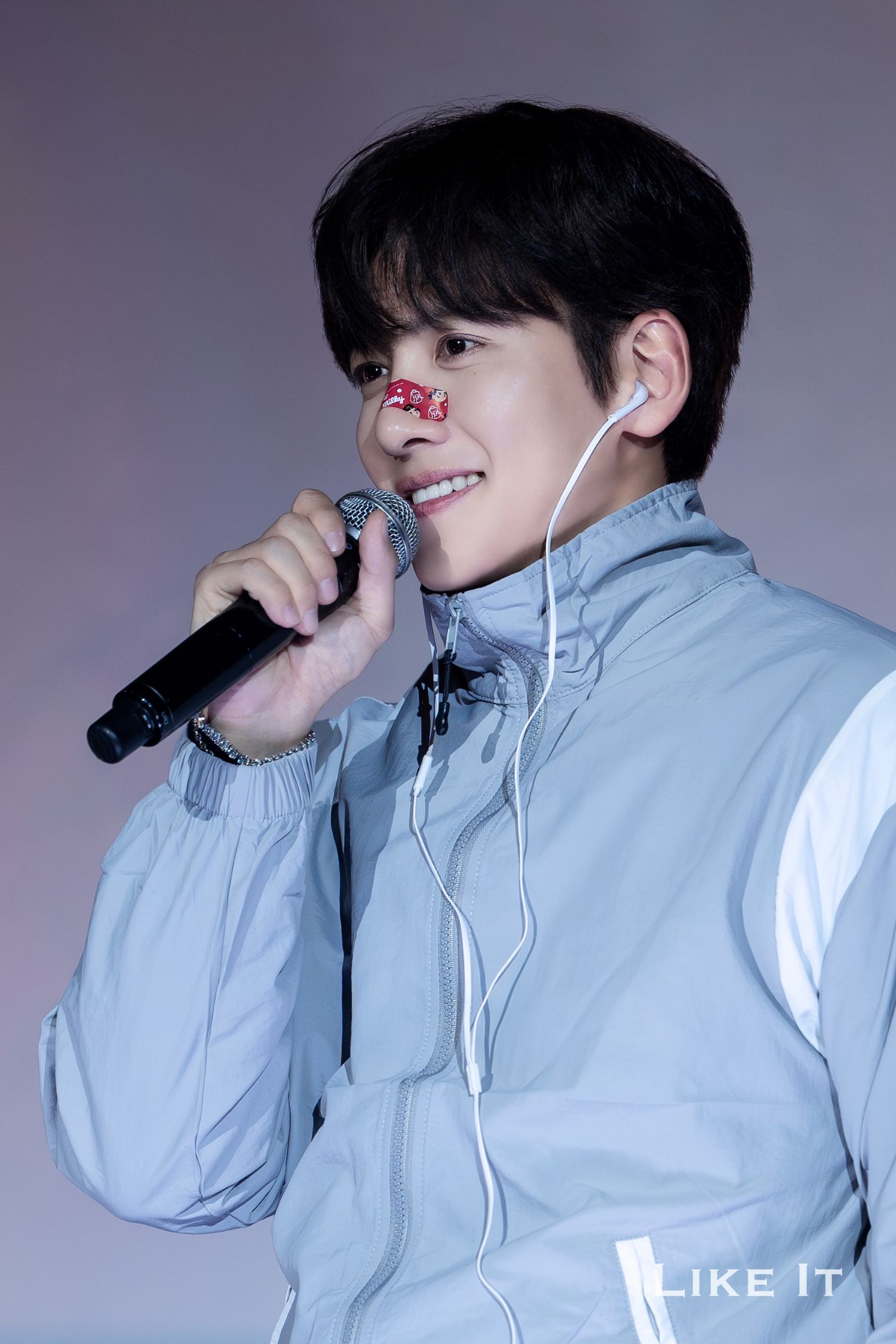 粉絲拍下的池昌旭瞬間