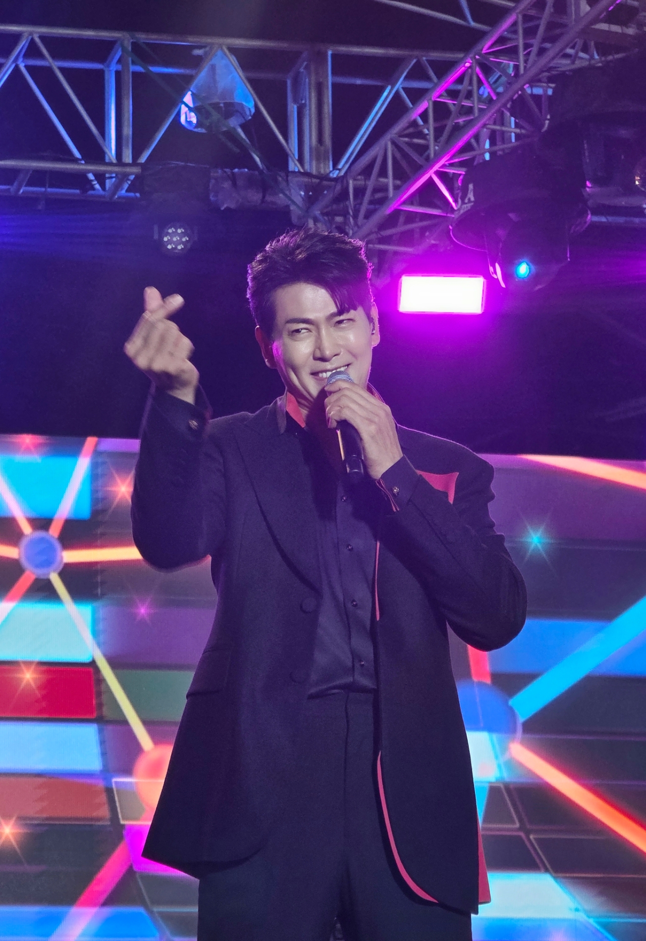A moment captured by a fan of Kim Yongpil