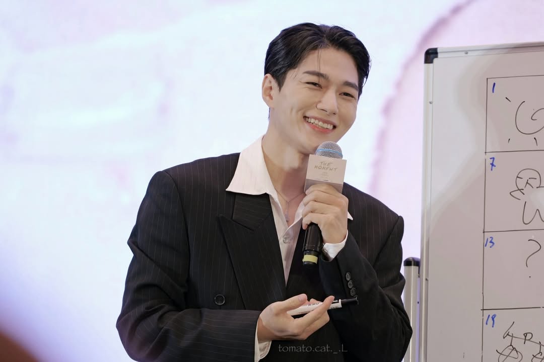 Behind-the-scenes cut of Kim Myungsoo (L)